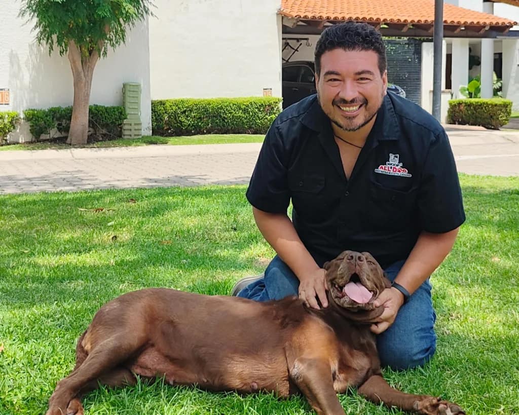 Everardo Navarro entrenador canino